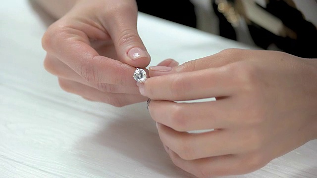 女性修剪的手和奢华的戒指。视频素材
