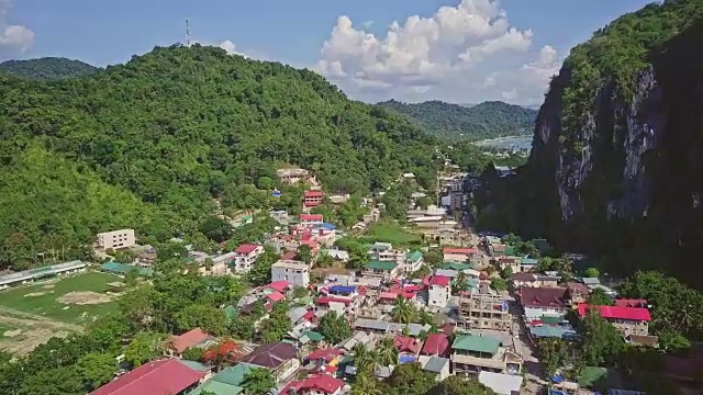 菲律宾巴拉望El Nido镇彩色建筑鸟瞰图视频下载
