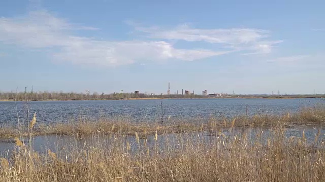 废弃的化工厂，河岸上有烟囱视频下载