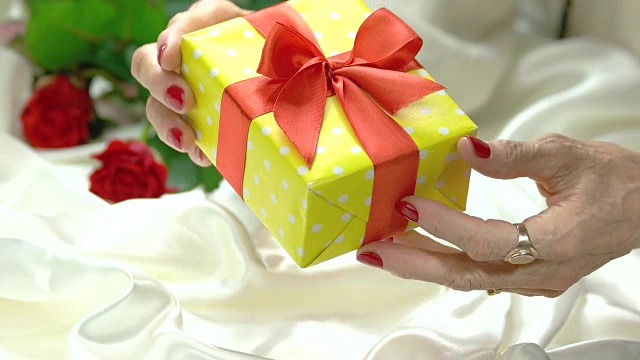 优雅的礼盒在老年妇女的手中。视频素材