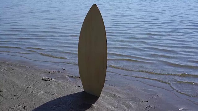 浮板甲板陷在沙滩上的沙子里视频下载