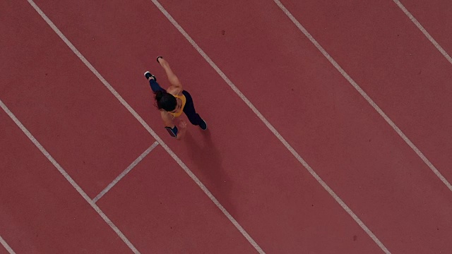 在跑道上跑步的女运动员的鸟瞰图视频下载