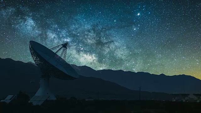 射电望远镜天文台与上升的银河系，缩小视频素材
