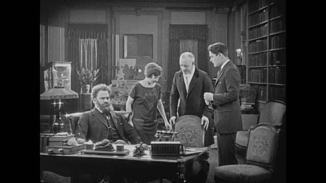 1925年，一位激动的年轻女子被介绍，与男人们坐在书房里讨论视频下载