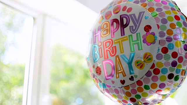 五彩缤纷的生日庆祝气球缓缓旋转视频素材