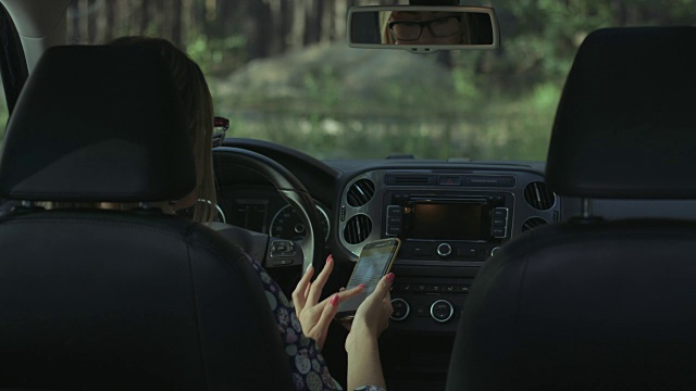 女司机在车里用智能手机视频素材