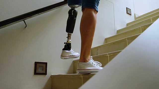 带着假腿的残疾妇女搬到楼上4k视频素材
