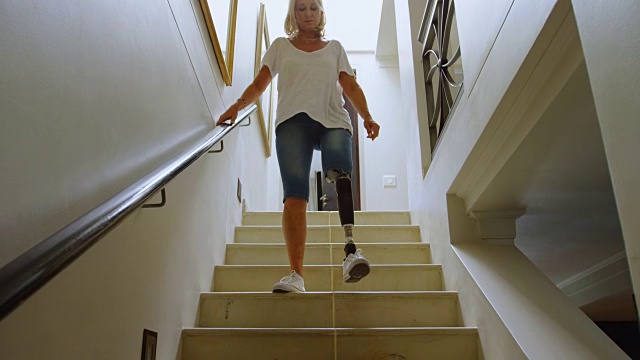 一个装着假肢的残疾女人下了楼视频素材