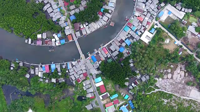 令人惊叹的海岸村庄与弯曲的河流，航拍视频视频素材