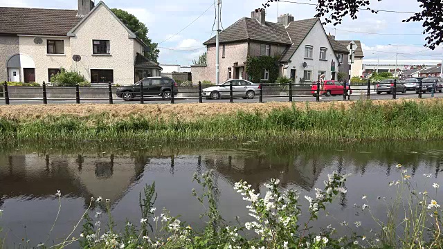 爱尔兰的Tullamore沿着一条运河开着花和房子视频素材