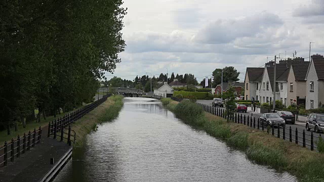 爱尔兰图拉莫尔沿着一条运河建造房屋视频素材