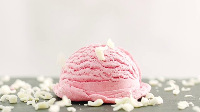 草莓冰淇淋，上面有白巧克力屑视频素材