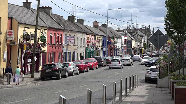 爱尔兰图拉莫尔街景与汽车视频素材