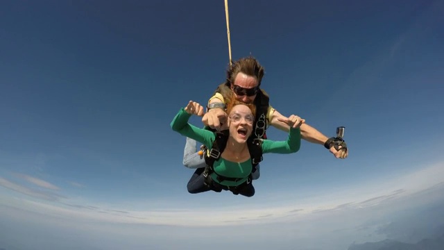 双人跳伞在里约热内卢de Janeiro 4K视频素材