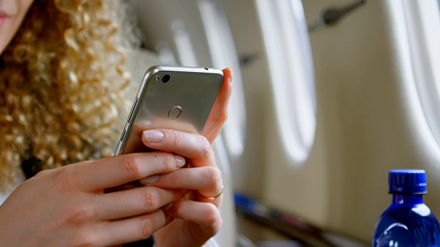 女商人在私人飞机上使用手机视频素材