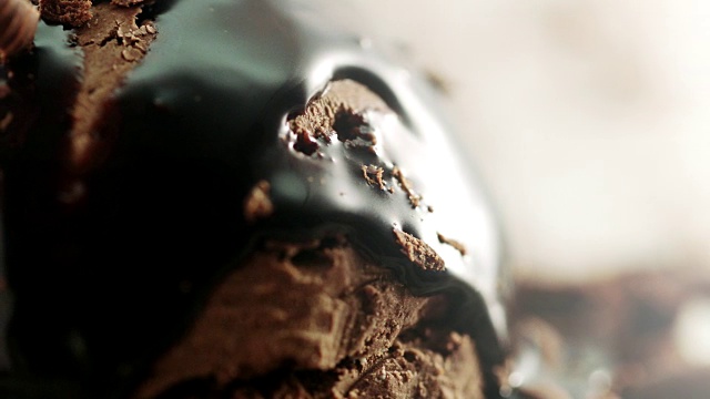 特写，巧克力冰淇淋，巧克力片和巧克力酱倾泻而下视频素材