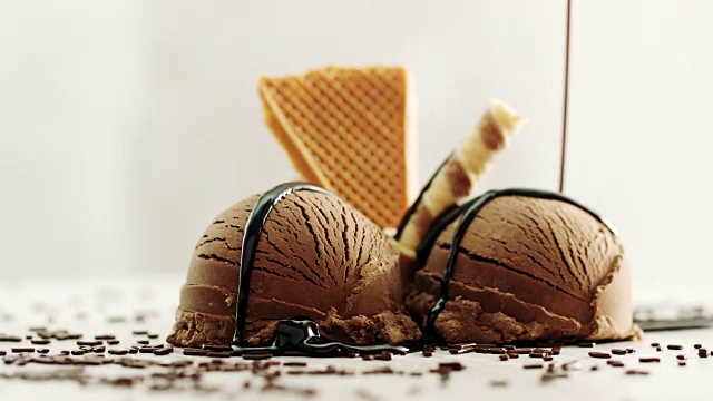 将巧克力酱浇在巧克力冰淇淋上视频素材