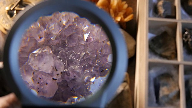 紫水晶从地质岩石矿物收集视频素材