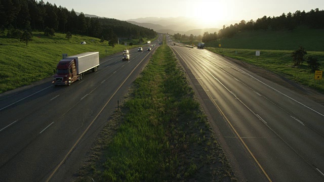 日落时分，科罗拉多州落基山脉70号州际公路上东西向的高速公路交通视频下载