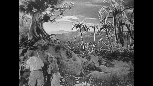1925年，探险家们躲起来看经过的恐龙视频素材