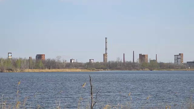 河边的废弃化工厂和烟囱视频下载