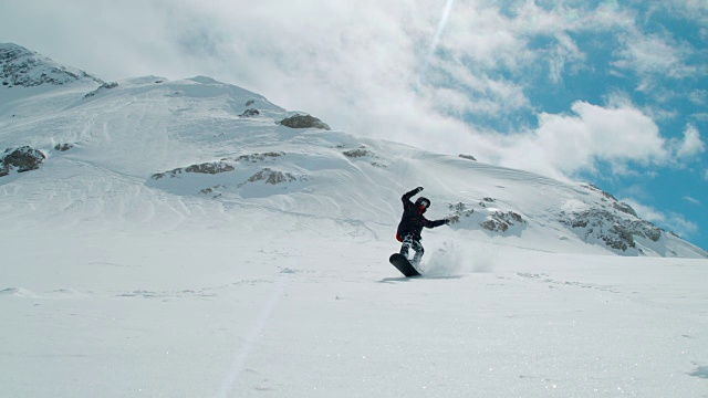 SLO MO滑雪板运动员表演完一个魔术后摔倒视频素材