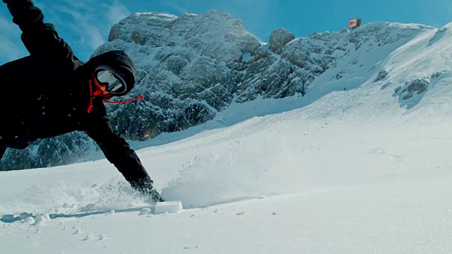 SLO MO专业滑雪板在坡上雕刻视频素材