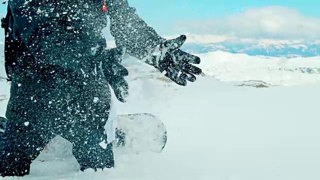 SLO MO滑雪板手拍下手套上的雪视频素材
