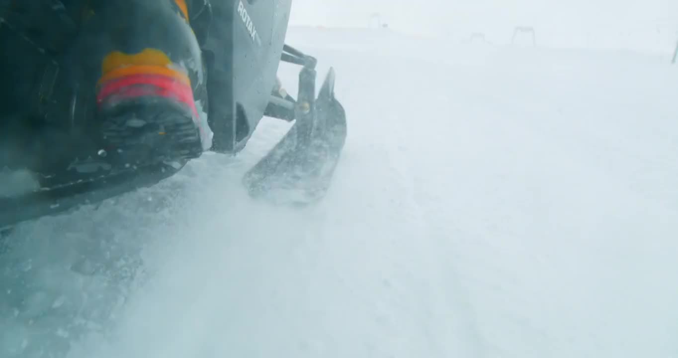 SLO MO雪在雪地摩托下喷溅视频素材