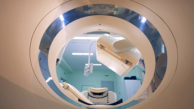 cat扫描仪对其元素进行调整。一台空的MRI CT PET扫描仪。视频素材