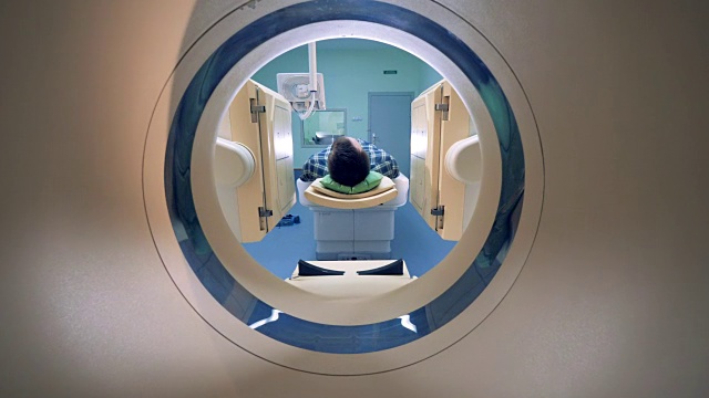 男性病人正在接受ct扫描。医疗设备:诊断门诊用计算机体层摄影机视频素材