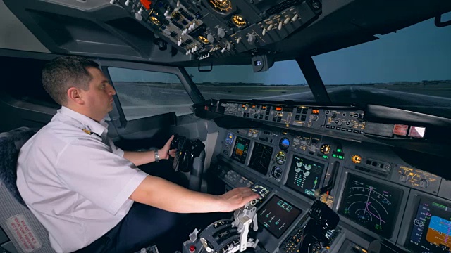 一个飞行模拟器正在教练员的控制下演示起飞过程视频素材