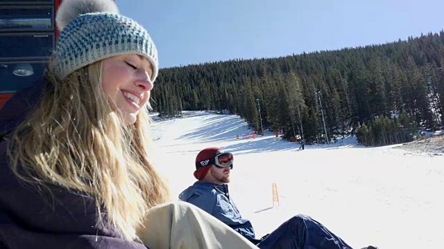 自信的女性滑雪板安全靴滑雪板视频下载