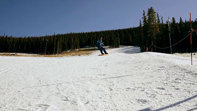 自信的男人用滑雪板从山上滑下来视频素材