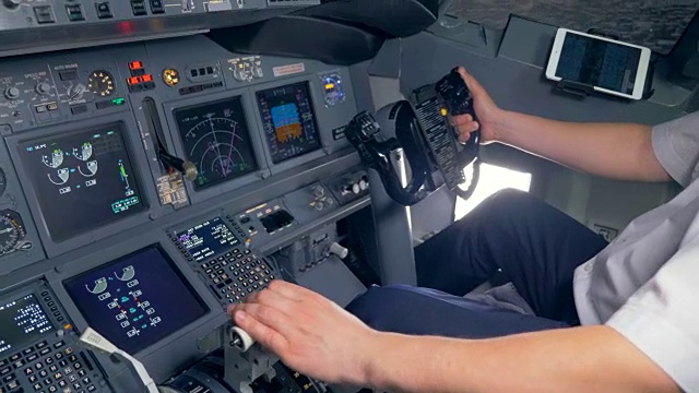 专业飞行员通过调节油门杆和控制轮来驾驶飞机视频素材