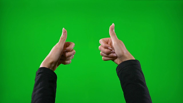 年轻的商业女性在绿色屏幕上展示不同的手势，鼓掌，竖起大拇指，ok，和平手势视频下载