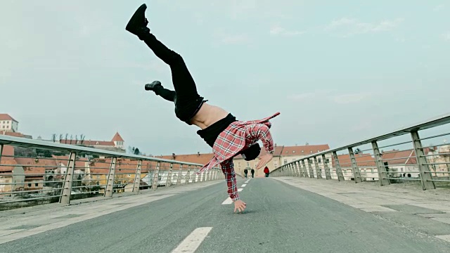 SLO MO B-boy表演一些舞蹈动作视频下载