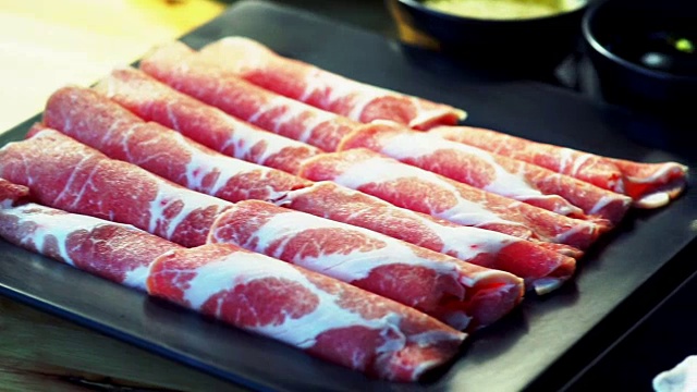 日本火锅用的生猪肉切片。视频下载