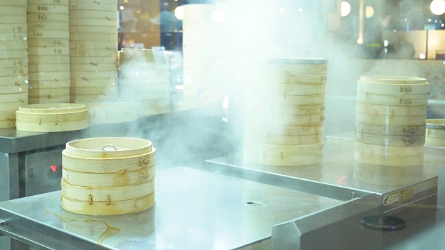 亚洲食物:在厨房里做馒头视频素材