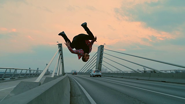 SLO MO B-boy在桥上表演翻跟斗视频素材