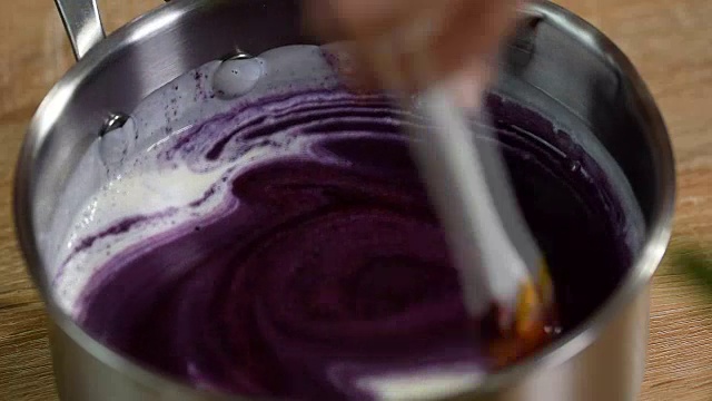奶油蓝莓甜汤视频素材
