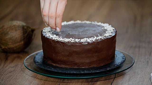 用椰子片装饰巧克力蛋糕视频素材