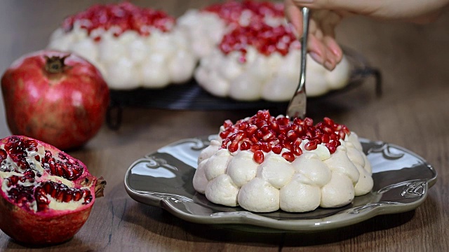 蛋白酥皮，石榴pavlova蛋糕视频素材