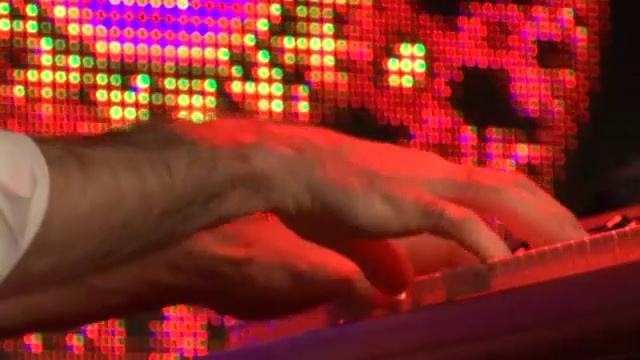 钢琴演奏家在音乐会舞台上表演。孤立手指运动视频下载