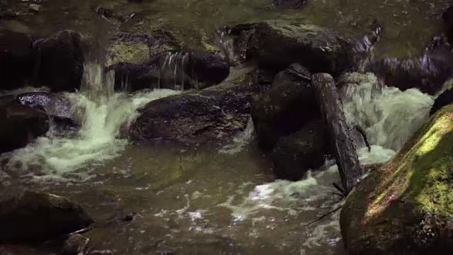 溪在高山上，没有人视频素材