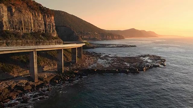 航拍澳大利亚海悬崖桥海岸驱动日出海岸海景视频下载