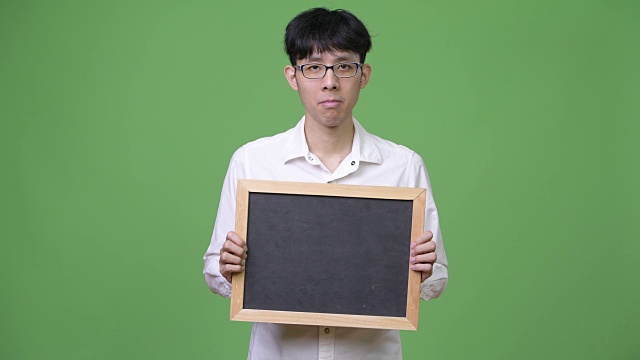 年轻的亚洲商人拿着黑板视频下载