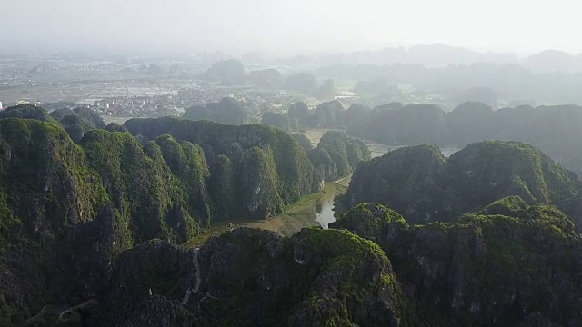 越南宁平石灰石山脉鸟瞰图视频素材