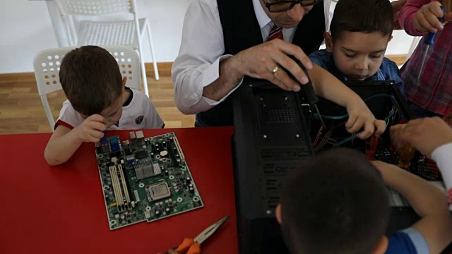 儿童修电脑硬件视频素材