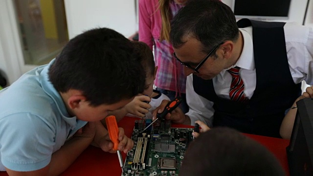 孩子们修理电脑硬件视频素材